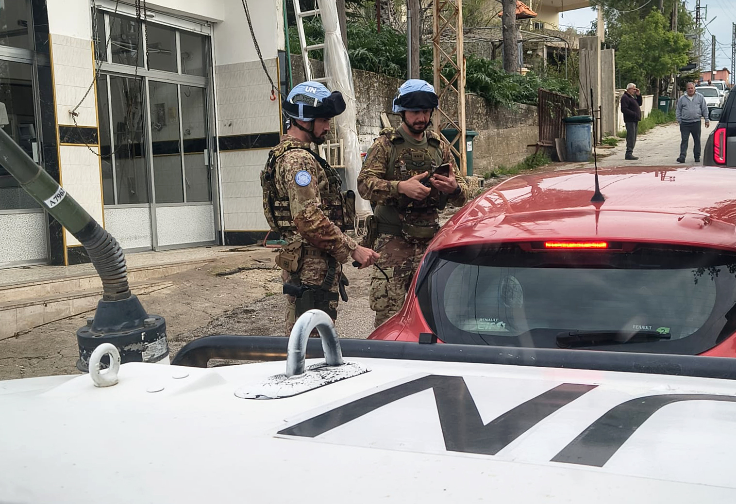 italian peacekeepers escort displaced persons from Debel 2