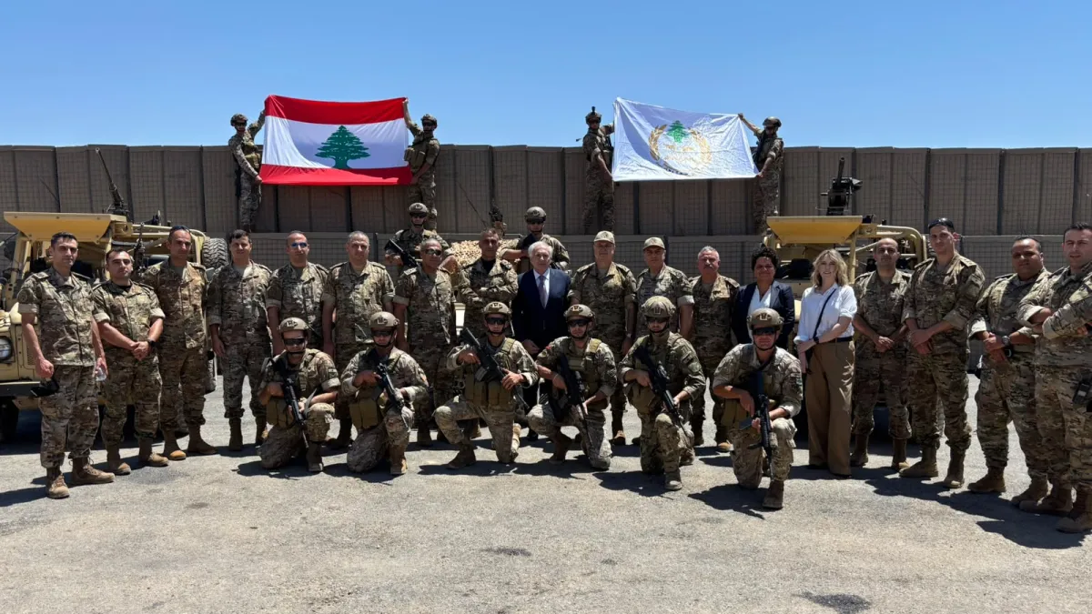 أرنو محاط بجنود من الفوج الثالث للحدود البرية في الجيش اللبناني أرنو محاط بجنود من الفوج الثالث للحدود البرية في الجيش اللبناني