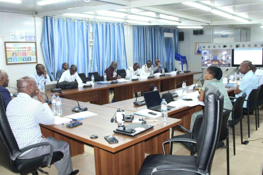 Un groupe assiste à une réunion.