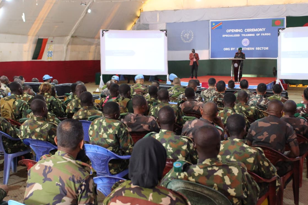 Un groupe de personnes assiste à une présentation.