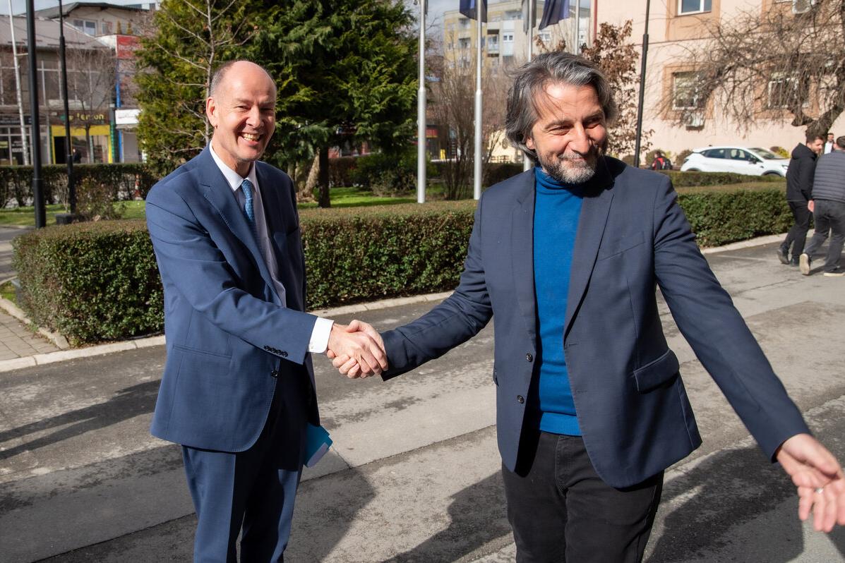 Head of UNMIK, Mr. Peter Due on the left side, meets the Mayor of Pristina, Mr. Përparim Rama.