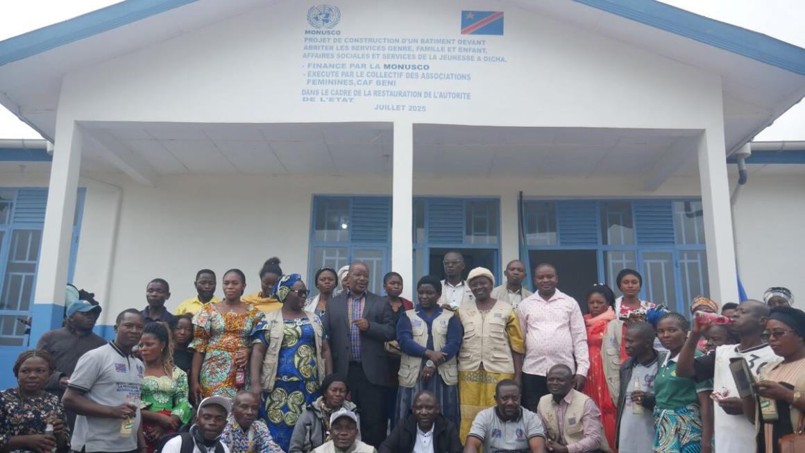 Un groupe de personnes est photographié devant un bâtiment financé par la MONUSCO à Nord-Kivu.